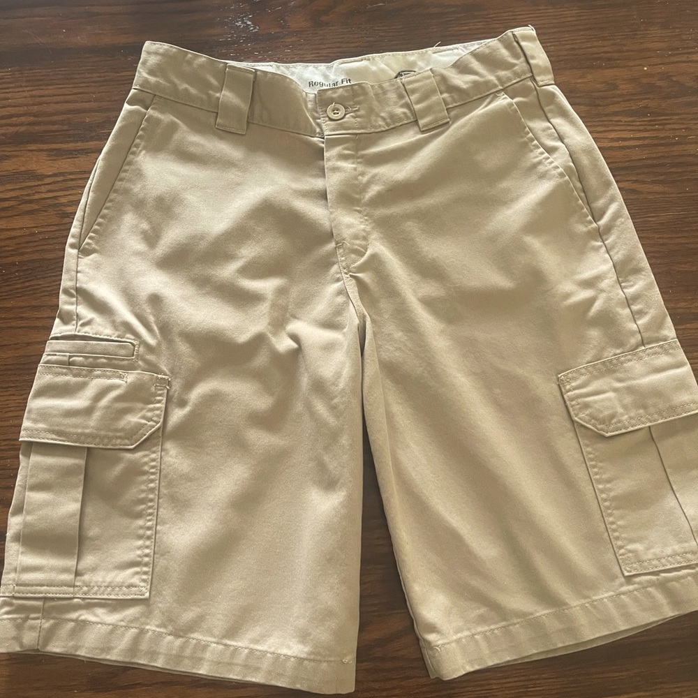 Vintage Dickies men’s khaki cargo shorts. Size 32